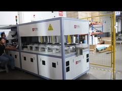 একক সৌর প্যানেল উৎপাদন করছে